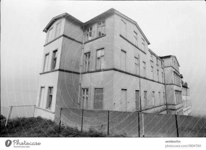 Haus an der Steilküste haus wohnhaus mehrfamilienhaus fenster zaun grundstück ufer ostsee sassnitz meer horizont weite ferne sehnsucht einasam trist einsam