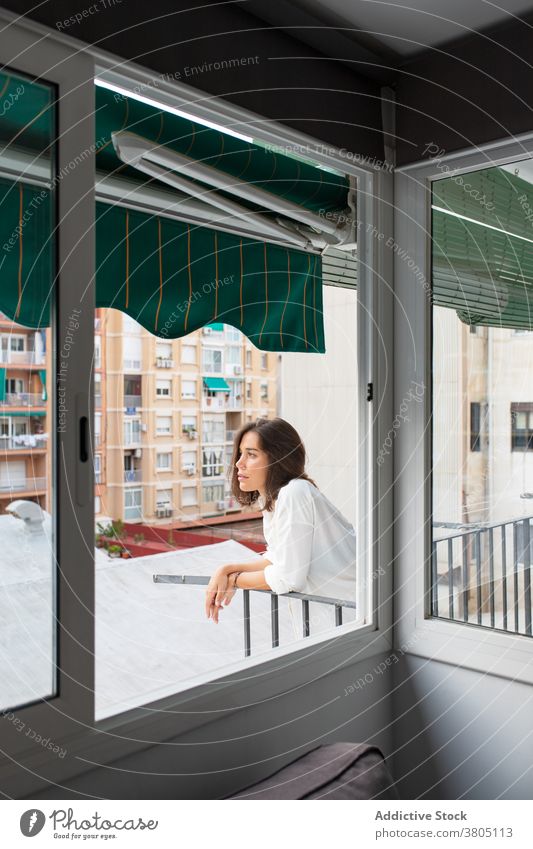 Ruhige junge Frau auf dem Balkon des Hauses Morgen Windstille genießen heimwärts sich[Akk] entspannen ruhen Terrasse lässig weißes Hemd besinnlich verträumt