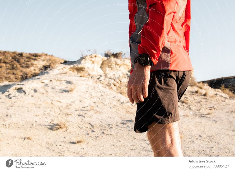 Anonymer reifer Sportler, der sich auf den Lauf vorbereitet Mann prüfen intelligente Uhr Tracker Athlet Training Übung ernst Puls stark Fokus männlich