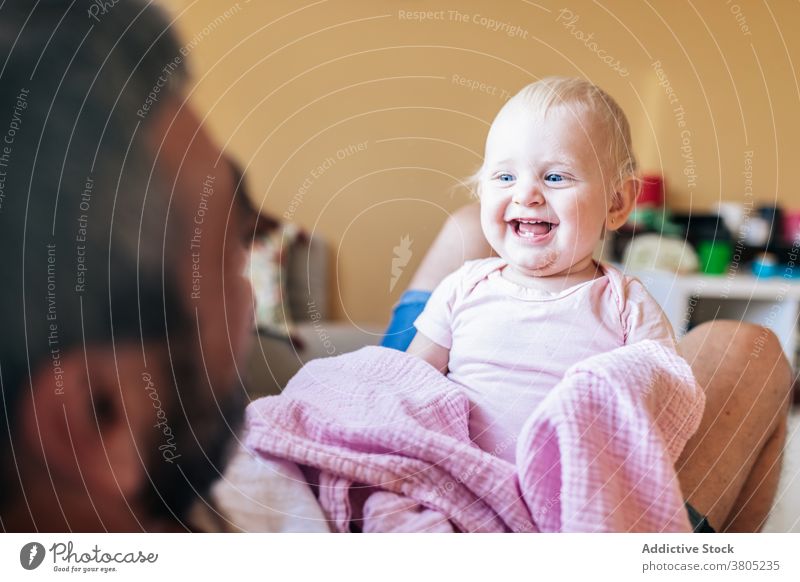 Fröhlicher Papa spielt mit Kleinkind auf Sofa Mann Baby Kuss spielen Liebe Glück Lachen Zusammensein Partnerschaft Vater Bonden Zuneigung Liege heimwärts