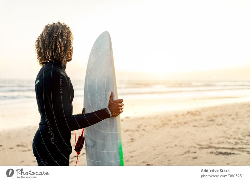 Nachdenklich Surfer hält skimboard Mann Sonnenuntergang Skimboard Meeresufer Freiheit tropisch nachdenklich Wassersport männlich Resort ethnisch MEER besinnlich