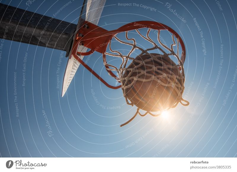 Basketball und einen Außenplatz auf der Straße. Spaß Sport urban Menschen cool Männer Ball Schuss jung Spiel männlich Erwachsener Gericht springen Reifen