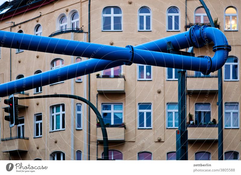 Knoten in der Leitung baustelle entwässerung fassade froschperspektive haus himmel leitung mehrfamilienhaus pipeline pumpe rohr rohrleitung wasserleitung