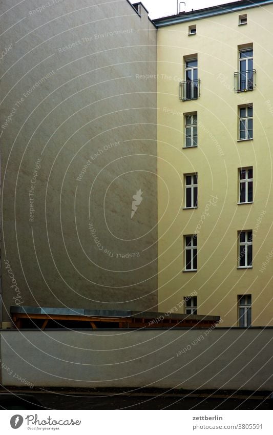 Hinterhoffassade mit Textfreiraum altbau außen berlin brandmauer fenster hauptstadt haus herbst himmel himmelblau hinterhaus hinterhof innenhof innenstadt