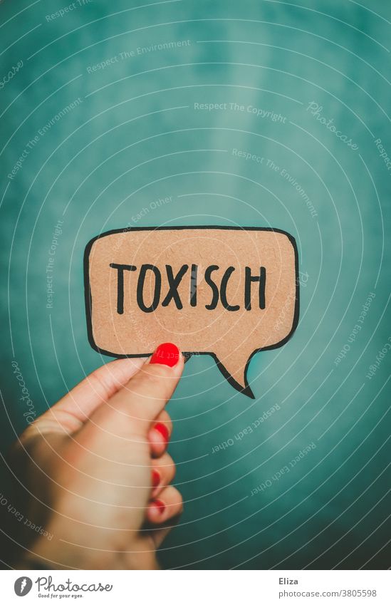 Eine weibliche Hand hält eine Sprechblase, in der das Wort toxisch steht, vor türkisem Hintergrud. Toxisch Kommunikation Beziehung Gefühle ungesund emotional