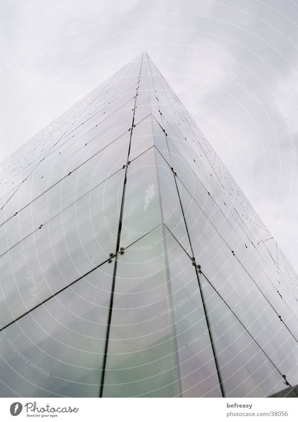 Wolkenkratzer Gebäude Architektur verspiegelt Himmel blau Ecke