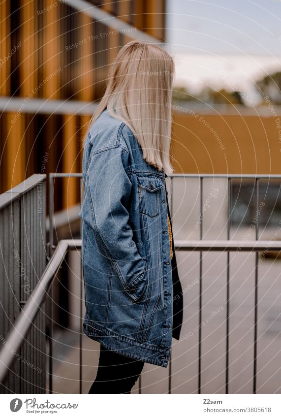 Junge blonde Frau im Profil im urbanen Raum jeansjacke lange haare Lifestyle Porträt hübsch schoen glücklich Erholung zufriedenheit lachen lächeln selbstbewusst