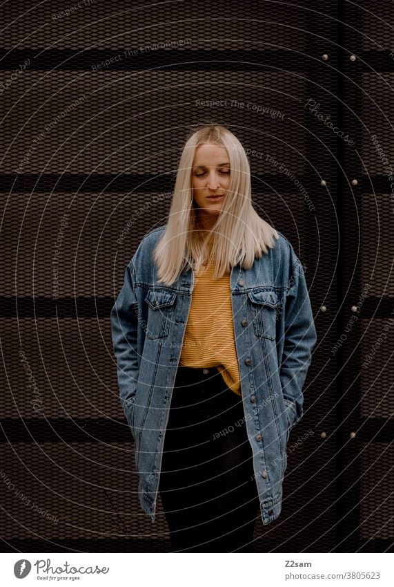 Porträt einer jungen Dame mit Jeansjacke jeansjacke Gesicht cool lässig Dschungel Lifestyle jugendlich lehnen natürlich lange haare schoen hübsch blond Modus