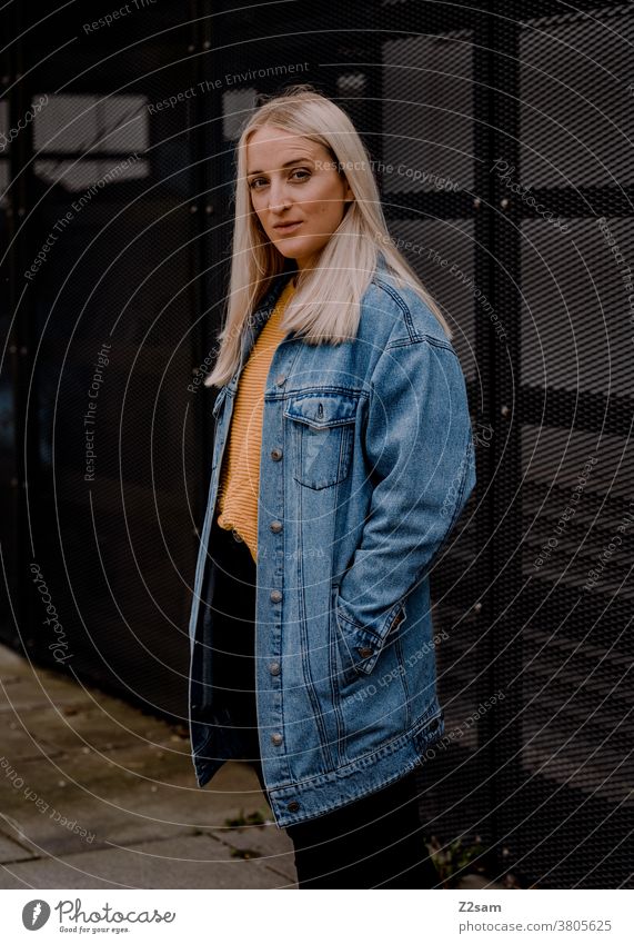 Porträt einer jungen Dame mit Jeansjacke jeansjacke Gesicht cool lässig Dschungel Lifestyle jugendlich lehnen natürlich lange haare schoen hübsch blond Modus