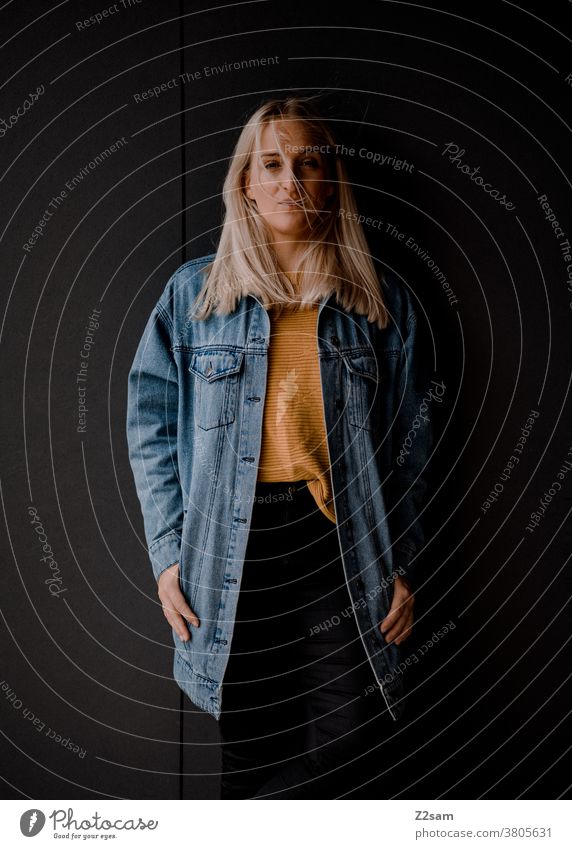 Porträt einer jungen Dame mit Jeansjacke jeansjacke Gesicht cool lässig Dschungel Lifestyle jugendlich lehnen natürlich lange haare schoen hübsch blond Modus