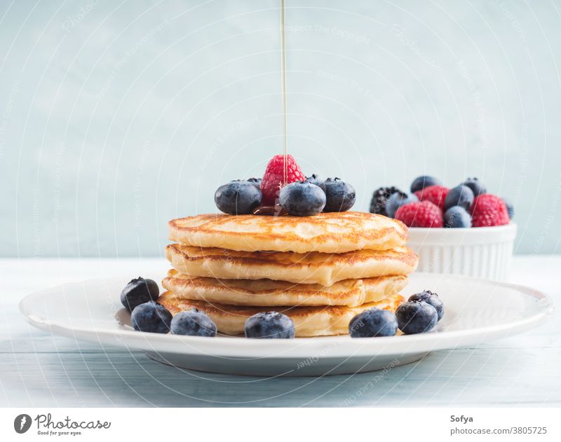 Stapel Pfannkuchen mit Heidelbeeren und Sirup Lebensmittel Amerikaner Blaubeeren Frühstück Ahornsirup eingießen Bewegung Beeren Liebling lecker Frucht süß weiß