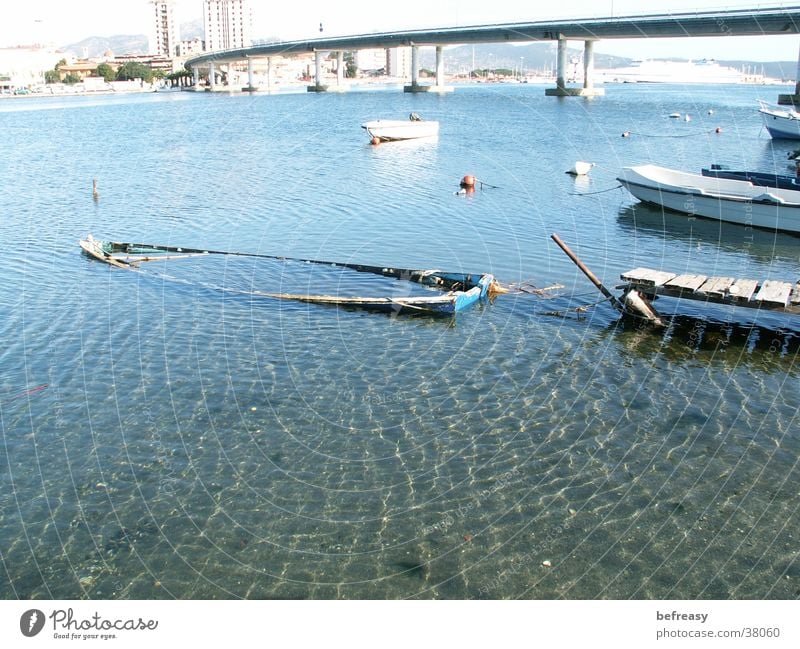 little Titanic Wasserfahrzeug Anlegestelle verrotten senken Schifffahrt untergegangen Schiffswrack alt blau Brücke Einsamkeit