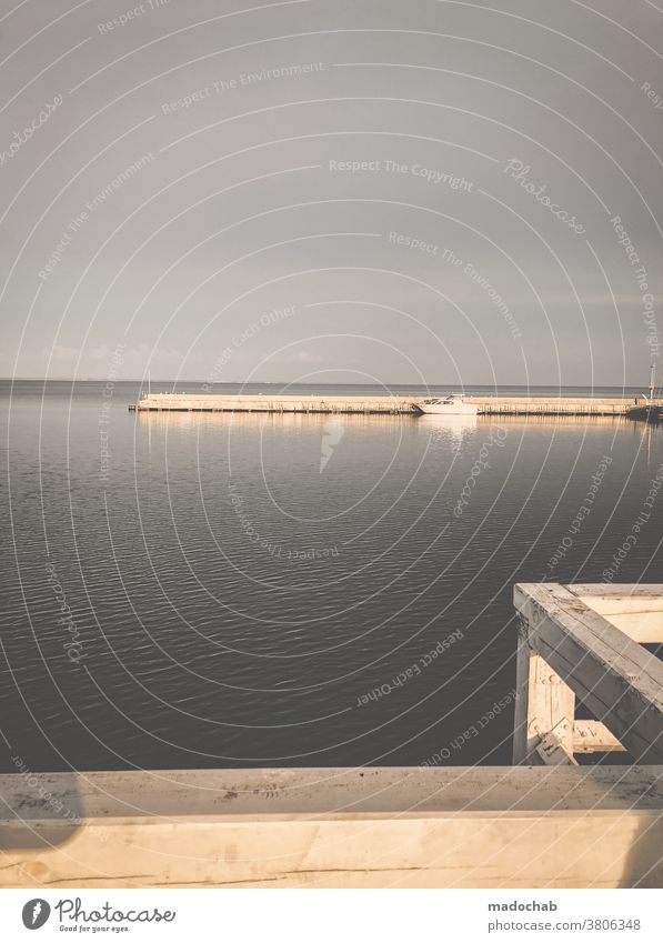 Stille Hafen Schiff Boot Meer stille Wasser maritim Wasserfahrzeug Menschenleer allein ruhig Schifffahrt Leer Steg Anleger Außenaufnahme Farbfoto Tag