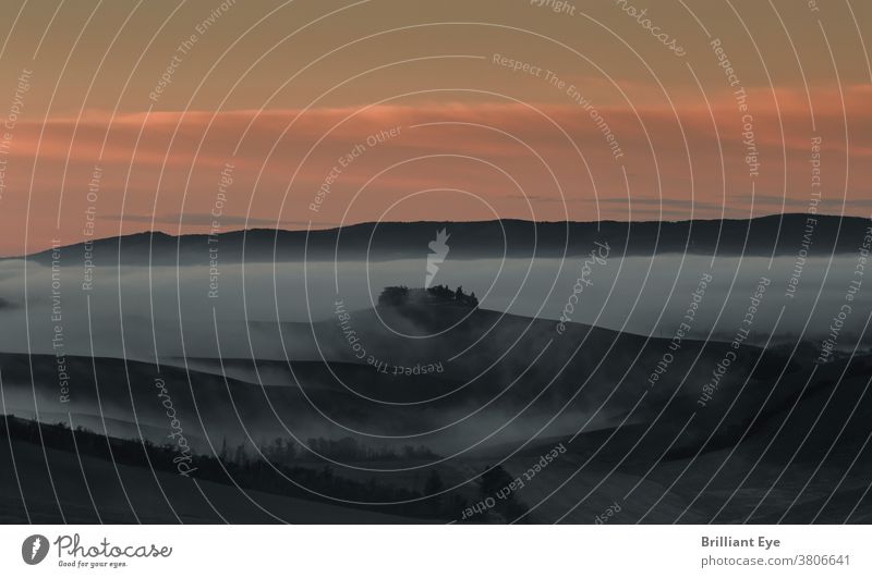 Luftaufnahme eines toskanischen Bauernhauses auf der Hügelspitze an einem nebligen Frühlingsmorgen dicht Herbst toskana ruhig schön dick Top Dorf ätherisch Land