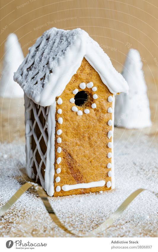 Leckeres Pfefferkuchenhaus mit Puderzuckerglasur verziert Lebkuchen Haus Gebäck Dekor gebacken Leckerbissen Glasur Zuckerguß festlich Ornament lecker Feiertag