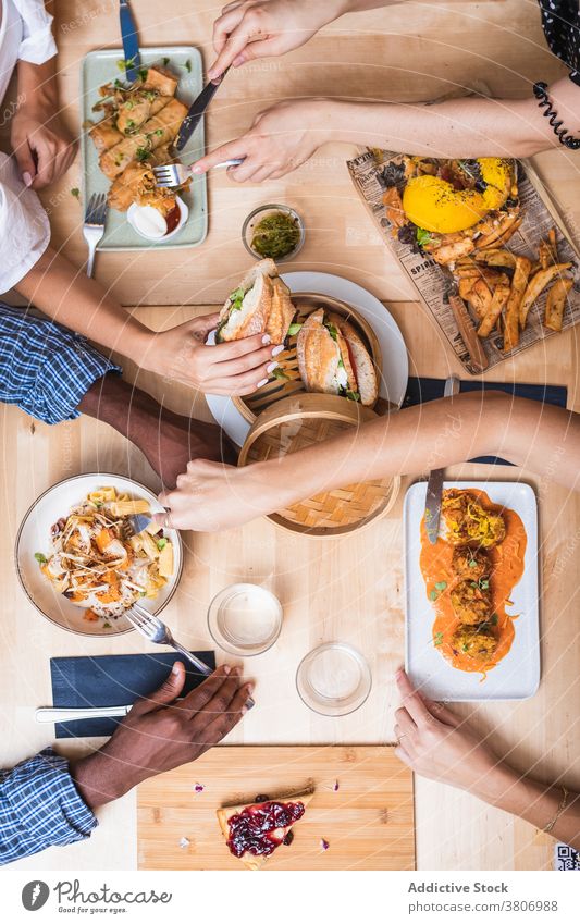 Unbekannte Freunde genießen ein leckeres Abendessen zusammen dine hungrig Ernährung kulinarisch sich[Akk] sammeln Küche Lebensmittel Café geschmackvoll