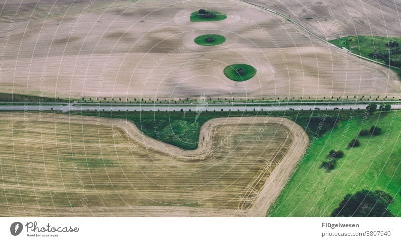 Von oben 4 Luftbild Drohnen Drohnenaufnahme Drohnenansicht Feld Feldrand Feldarbeit Felder Spuren spurenlesen spurensuche Wege & Pfade Getreide Getreidefeld