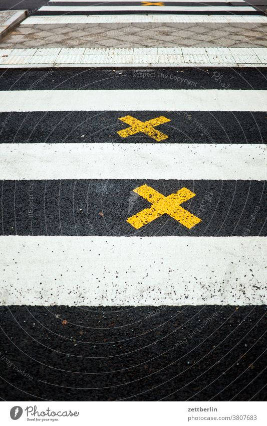 Zebrastreifen mit Kreuzen abbiegen asphalt ecke fahrbahnmarkierung fußgänger fußgängerüberweg kante kreuz linie links rechts richtung straße tipp wegweiser