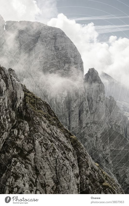 Bergwetter Fels Berge Gebirge Wolken Nebel Landschaft Felsen Menschenleer Außenaufnahme Gipfel Natur Berge u. Gebirge Umwelt Farbfoto wandern Abenteuer