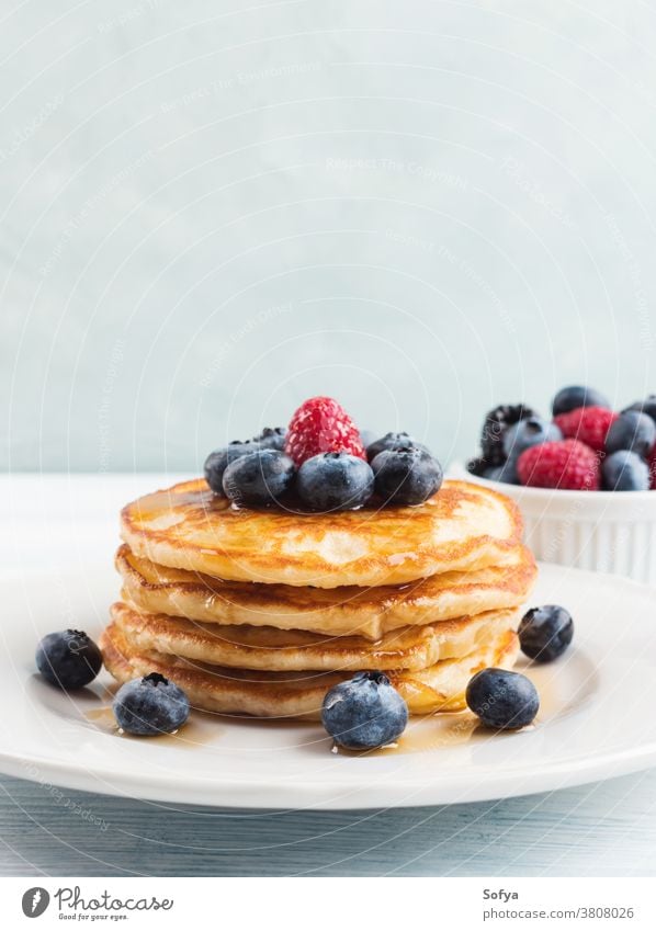 Stapel Pfannkuchen mit Heidelbeeren und Sirup Lebensmittel Amerikaner Blaubeeren Frühstück Ahornsirup Beeren Liebling lecker Frucht süß weiß Himbeeren Rezept