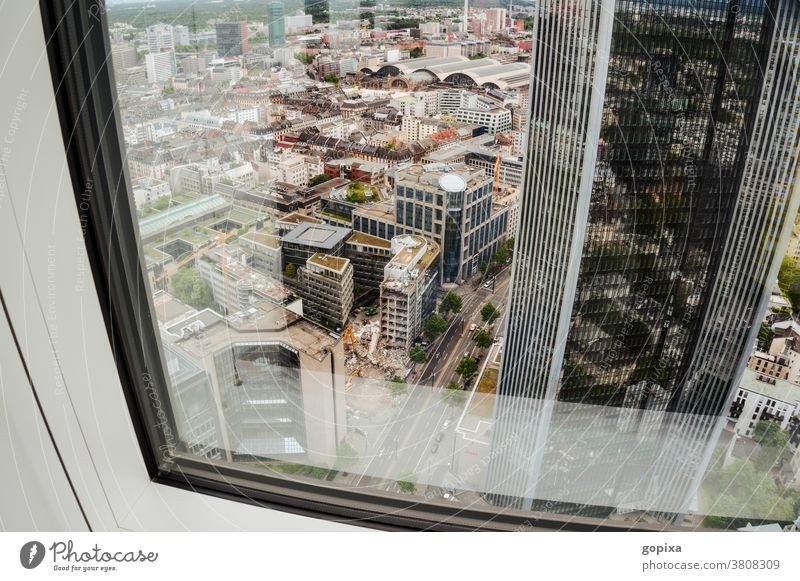 Blick aus dem Fenster eines Hochhauses auf das Bahnhofsviertel von Frankfurt Fensterscheibe wolkenkratzer Architektur Frankfurt am Main Hessen Gebäude