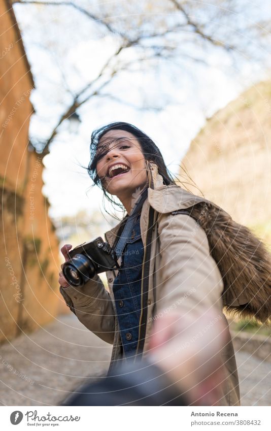 Junge Touristin hält ihren Freund in der "Cuesta del rey chico" in der Nähe der "La Alhambra" Granada, Spanien Frau hübsch 30s 30-35 Jahre Menschen