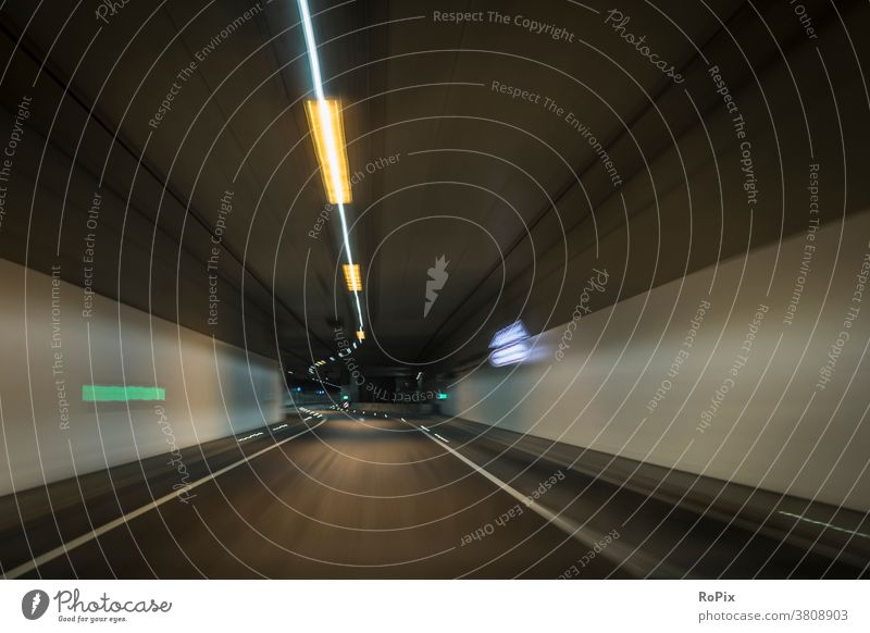 Unterwegs mit Tunnelblick im kurvenreichen Untergrund. Straße Autobahn motorway Geschwindigkeit speed crossing Unterführung Bewegung Rohr Technik Infrastruktur