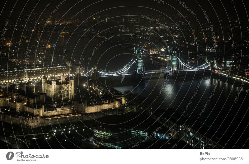 Tower of London bei Nacht. Themse thames Brücke bridge Stadt Verkehr traffic Bauwerk Straße street England Metropole Fluss river Konstruktion Stahlkonstruktion