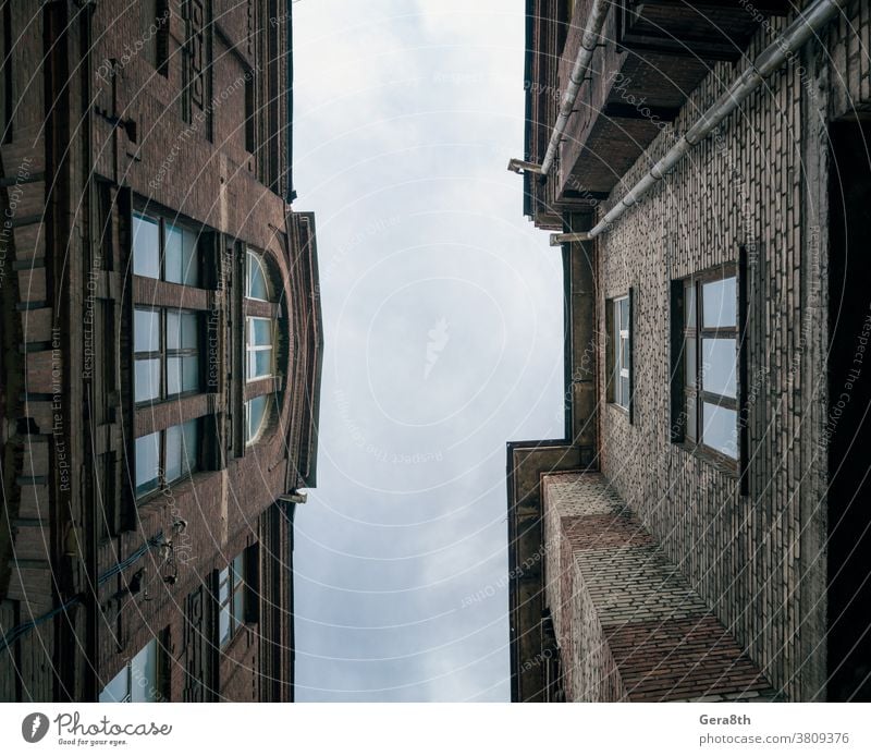 alte, alte Backsteinhäuser in einer Stadtstraße in der Ukraine Verlassen Architektur blau Unteransicht Baustein Gebäude Großstadt Stadtbild Wolken Farbe