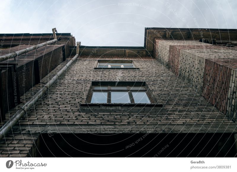 altes altes Backsteinhaus in einer Stadtstraße in der Ukraine Verlassen Architektur blau Unteransicht Baustein Gebäude Großstadt Stadtbild Wolken Farbe Konflikt