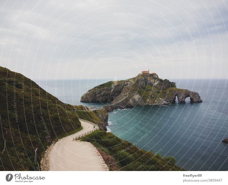 Gaztelugatxe-Insel in Bilbao, Spanien einsam Felsen Riese Klippe Strand Natur stechend Vizcaya Baskenland Textfreiraum Küste reisen Stein hoch Wasser Ansicht