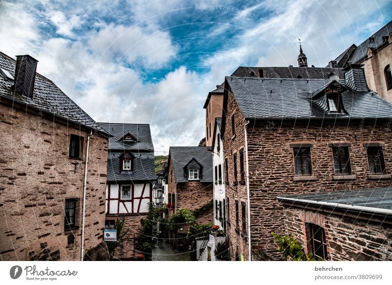 moselwohnen Fassade Haus Fenster Gebäude Häusliches Leben Außenaufnahme Farbfoto Mauer alt Wolken Himmel Ferien & Urlaub & Reisen Häuser Stadt Sehenswürdigkeit