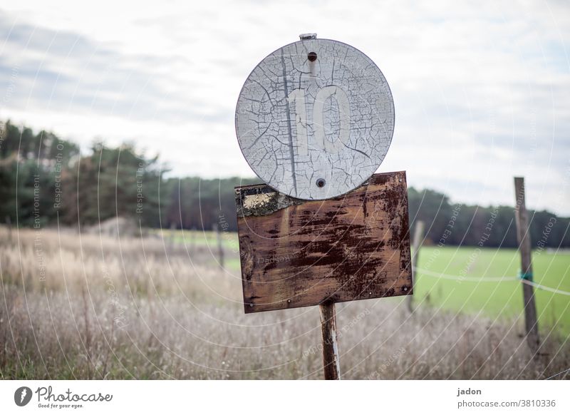 verkehrsschild trifft hinweisschild. die anordnungen sind diffus. die landschaft dahinter ist augenfreundlich. Schilder & Markierungen Hinweisschild