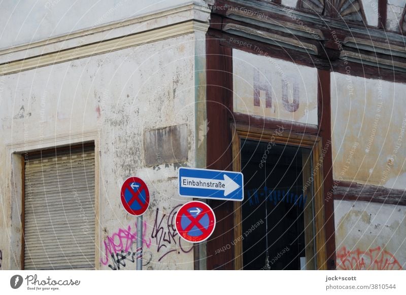 HO hier und früher Fassade Vergangenheit Altbau Beschriftung Ecke Verkehrszeichen Verkehrsschild authentisch verwittert Fachwerkfassade Einbahnstraße