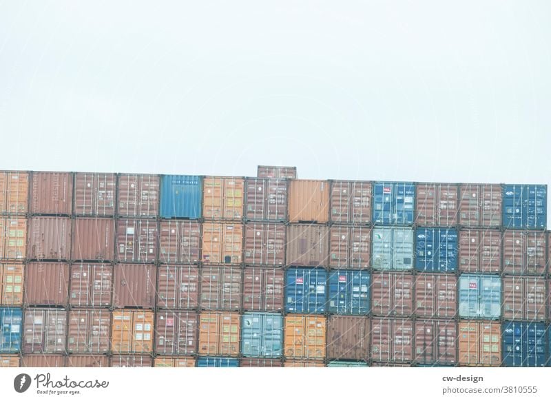 Tag der Demokratie und nationalen Einheit Container EInheit Schieflage abwärts Außenaufnahme Farbfoto bunt quadratisch Quadrat Quader quadratisches Format