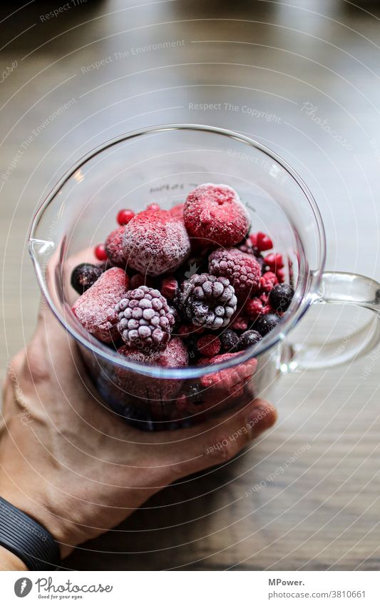 ready to smooooth Früchte Tiefkühlkost Frucht Studioaufnahme Lebensmittel Bioprodukte Gesunde Ernährung smoothie Beeren Hand gefroren Himbeeren Erdbeeren