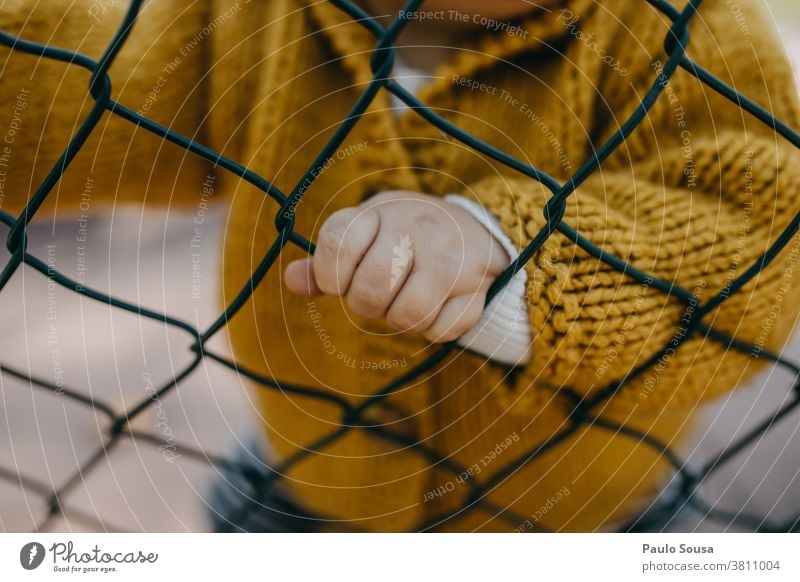 Nahaufnahme der Kinderhand am Zaun Barriere Kindheit Kleinkind Körperteil Hand Kindergarten Junge 1-3 Jahre Finger Mensch Textfreiraum oben Spielen