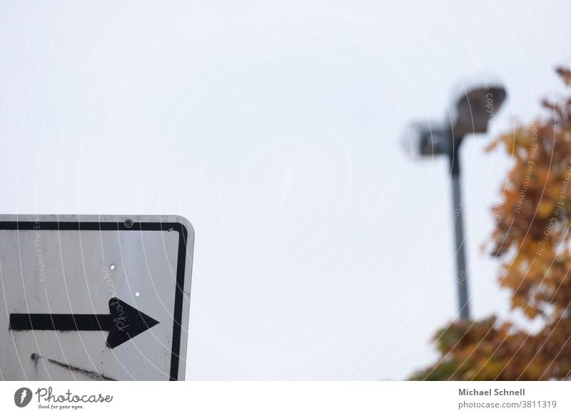 Rechts entlang? Pfeil Richtung rechts Schilder & Markierungen Hinweisschild Wegweiser Zeichen Orientierung zeigen Empfehlung