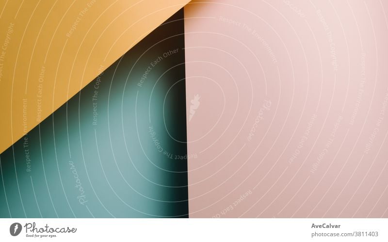 Gelber, rosa und blauer pastellfarbener flachgelegter Hintergrund mit scharfen Schichten und Schatten mit Kopierraum Konzepte Gegensätze horizontal Ideen