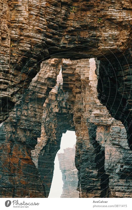 Massive Klippe im Norden Spaniens, die ein Loch durch den Strand in den Strand der Kathedralen reißt winken panoramisch Brandung horizontal Erholung romantisch