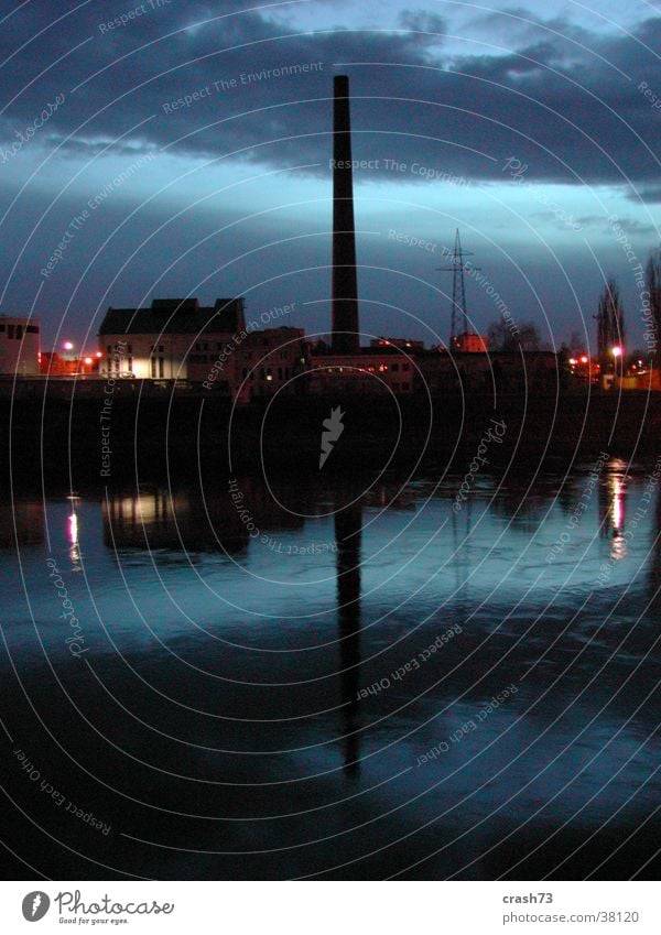 Symetrie Fabrik Nacht Kroatien Reflexion & Spiegelung dunkel Architektur Fluss Abend osijek Küste Himmel Wasser blau Schornstein Symmetrie Wasserspiegelung