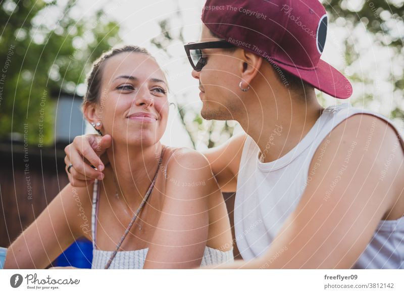 Nahes Porträt eines jungen Paares heterosexuell Kaukasier schließen Sonnenbrille Hut verheiratet romantisch Romantik Latein außerhalb Freunde männlich schön