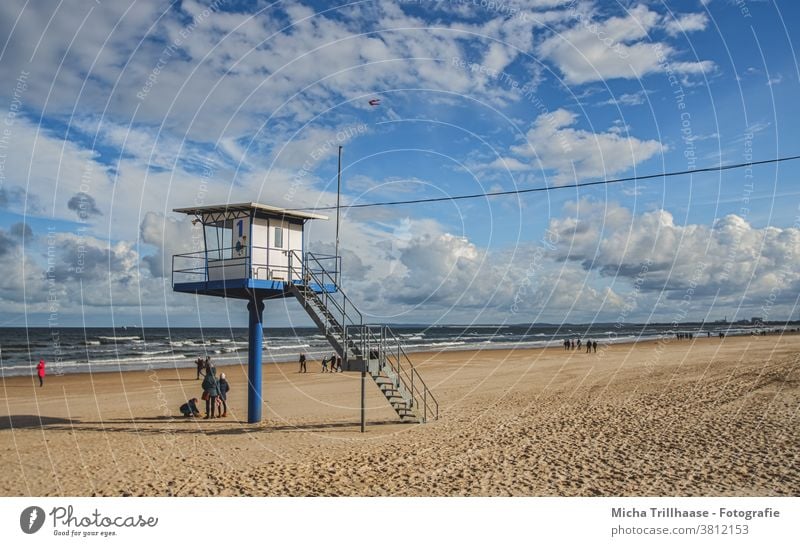 Rettungsturm am Ostseestrand Insel Usedom Ahlbeck Meer Strand Sand Wasser Wellen Rettungsschwimmer Menschen Tourismus Touristen reisen Urlaub Himmel Wolken