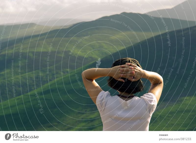 aussicht Mensch feminin Junge Frau Jugendliche Erwachsene 1 Wiese Hügel Felsen Berge u. Gebirge beobachten Blick Zufriedenheit Lebensfreude ruhig Aussicht