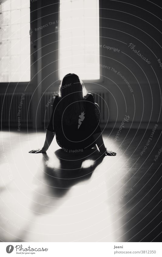 Frau im Gegenlicht entspannt sich nach dem Tanzen im Tanzstudio Atelier Erholung feminin Sonne Silhouette Licht Sonnenlicht Tänzerin Umrisslinie Schatten