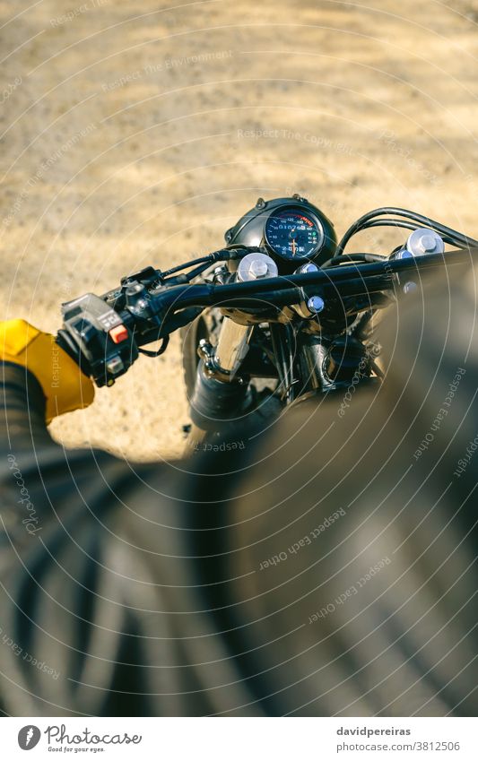 Motorradlenker und Kilometerzähler Draufsicht Lenker Tachometer Handschuhe altehrwürdig Biker Mann Detailaufnahme benutzerdefiniert Fahrrad retro Reiter