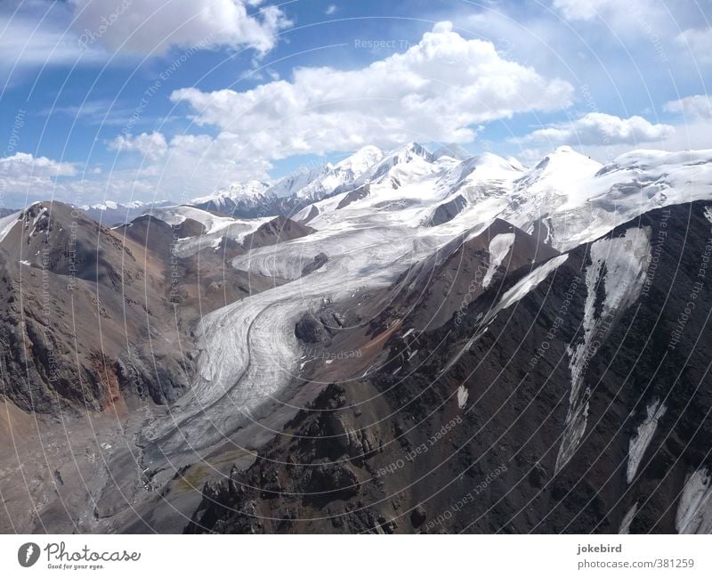 Gletscherzunge Berge u. Gebirge Kirgisistan Schneebedeckte Gipfel wandern Natur Klimawandel Bergsteigen Moräne Farbfoto Außenaufnahme Luftaufnahme Tag Tien Shan