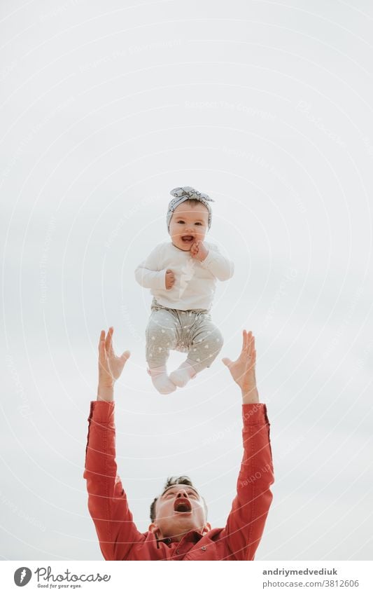 glücklicher Vater, der Spaß mit seiner Tochter hat. Konzept von Familie, Elternschaft, Vaterschaft und Menschen Mann Sommer Mädchen Glück wenig Park habend jung