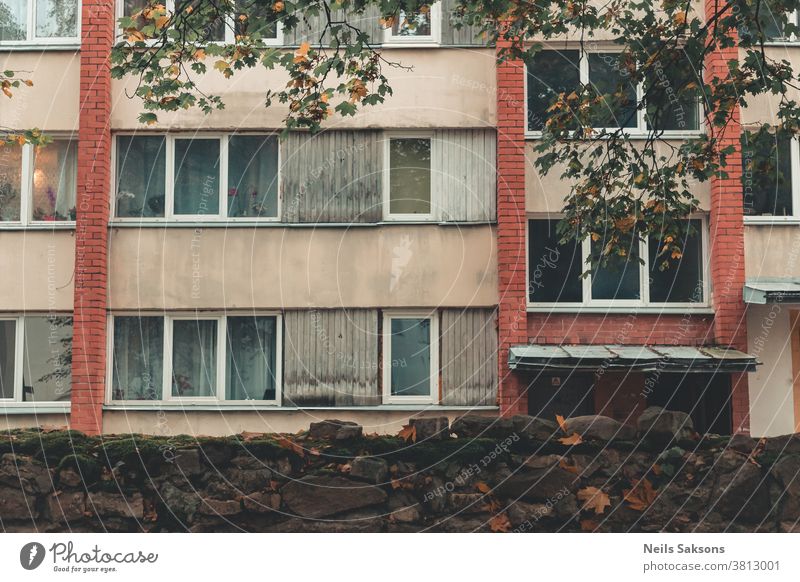 altes Mehrfamilienhaus mit roten Ziegelsteinen hinter Steinmauer Gehäuse sozialer Wohnungsbau Wohnblock Unterkunft Annehmlichkeiten Appartement Architektur