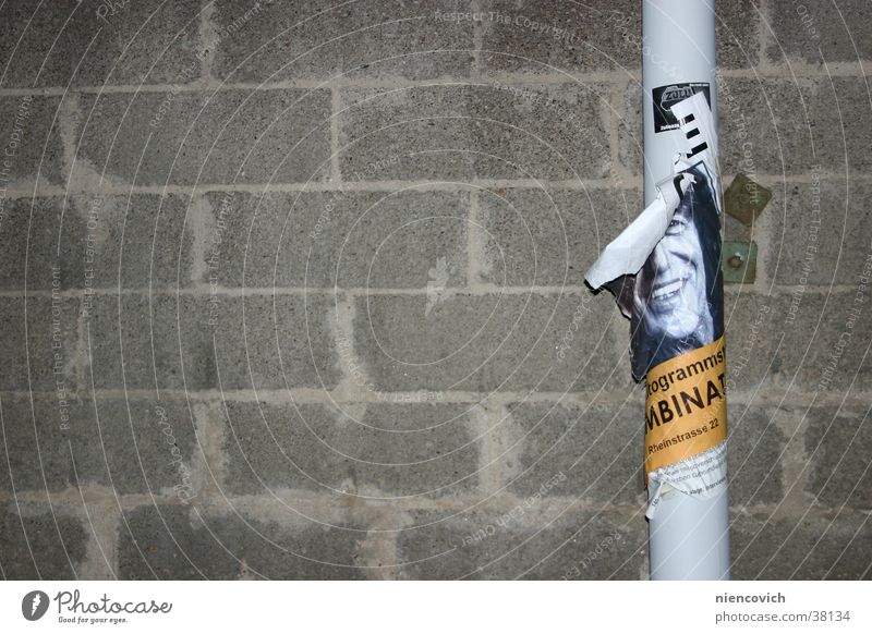 Das Plakat Laterne Straßenbeleuchtung Mauer Wand Konzert Poster Vergänglichkeit Dinge Betton Stadt